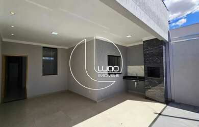 Imagem: A casa possui 3 Dormitórios, 2 Banheiros, 2 Vagas na garagem