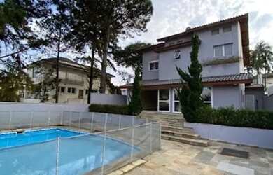 Imagem: A casa em condomínio e possui 4 Dormitórios, 5 Banheiros