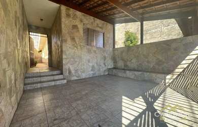 Imagem: A casa possui 2 Dormitórios, 1 Banheiro, 2 Vagas na garagem