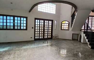 Imagem: A casa possui 4 Dormitórios, 4 Banheiros, 4 Vagas na garagem