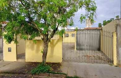 Imagem: A casa possui 3 Dormitórios, 1 Banheiro, 1 Vaga na garagem