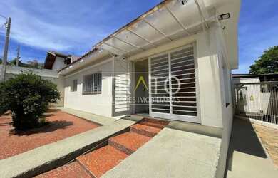 Imagem: A casa possui 2 Dormitórios, 1 Banheiro, 2 Vagas na garagem