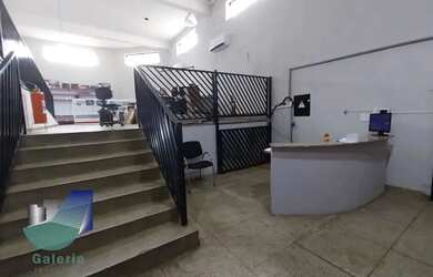 Imagem: O depósito possui 2 Vagas na garagem, 168m² de Área e está