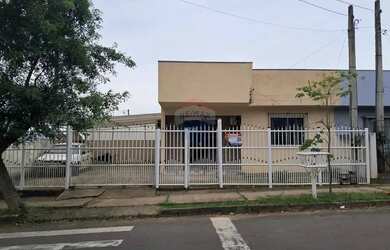 Imagem: A casa possui 2 Dormitórios, 1 Banheiro, 2 Vagas na garagem