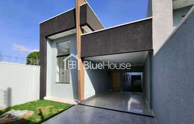 Imagem: A casa possui 3 Dormitórios, 2 Banheiros, 2 Vagas na garagem