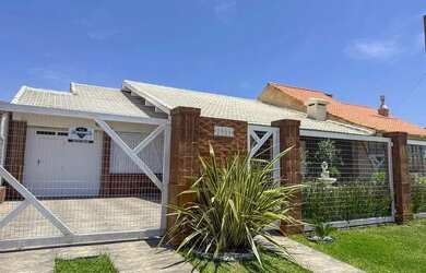 Imagem: A casa possui 3 Dormitórios, 3 Banheiros, 2 Vagas na garagem