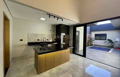 Imagem: A casa possui 3 Dormitórios, 4 Banheiros, 2 Vagas na garagem