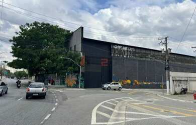 Imagem: O depósito possui 5 Vagas na garagem e 2039m² de Área e está