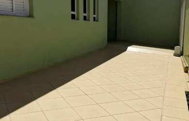 Imagem: A casa possui 4 Dormitórios, 2 Banheiros, 5 Vagas na garagem