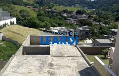 Imagem: A casa em condomínio possui 5 Dormitórios, 5 Banheiros, 4