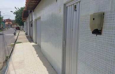 Imagem: A casa possui 2 Dormitórios, 1 Banheiro, 2 Vagas na garagem