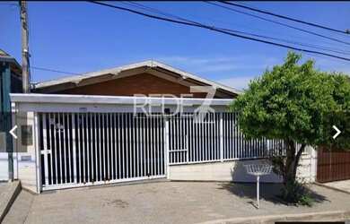 Imagem: A casa possui 3 Dormitórios, 2 Banheiros, 4 Vagas na garagem