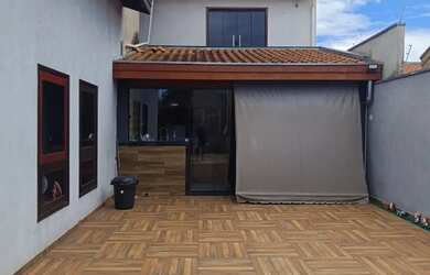 Imagem: A casa possui 3 Dormitórios, 3 Banheiros, 5 Vagas na garagem