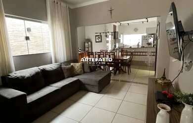 Imagem: A casa possui 2 Dormitórios, 2 Banheiros, 4 Vagas na garagem