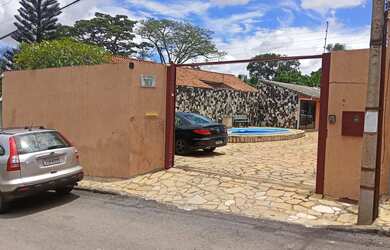 Imagem: A casa possui 3 Dormitórios, 4 Banheiros, 5 Vagas na garagem