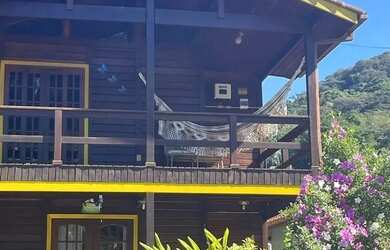 Imagem: A casa em condomínio possui 5 Dormitórios, 5 Banheiros e 300m²