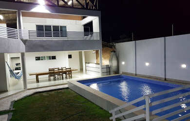 Imagem: A casa possui 5 Dormitórios, 5 Banheiros, 5 Vagas na garagem