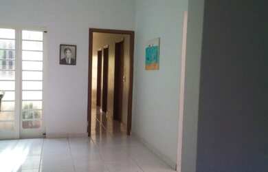 Imagem: A casa possui 3 Dormitórios, 2 Banheiros, 2 Vagas na garagem