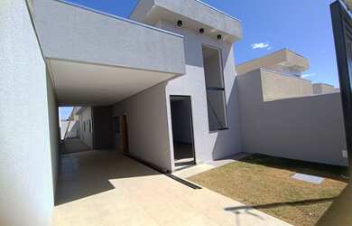 Imagem: A casa possui 3 Dormitórios, 2 Banheiros, 2 Vagas na garagem