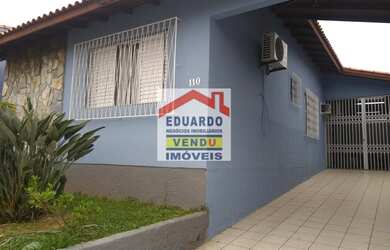 Imagem: A casa possui 3 Dormitórios, 3 Banheiros, 4 Vagas na garagem