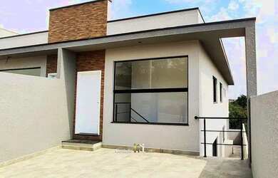 Imagem: A casa possui 3 Dormitórios, 2 Banheiros, 2 Vagas na garagem