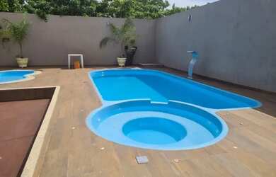 Imagem: A casa possui 1 Dormitório, 2 Banheiros, 3 Vagas na garagem