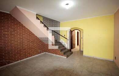 Imagem: A casa possui 3 Dormitórios, 1 Banheiro, 2 Vagas na garagem