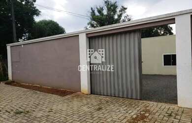 Imagem: A casa possui 2 Dormitórios, 1 Banheiro, 2 Vagas na garagem