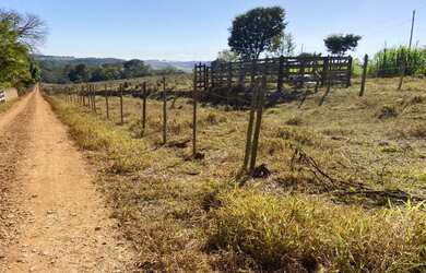 Imagem: O terreno possui 360m² de Área e está localizado em Entre