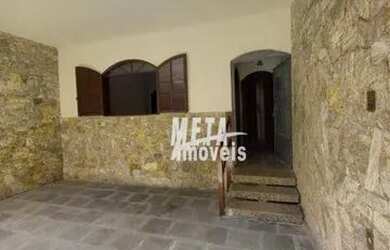 Imagem: A casa possui 4 Dormitórios, 1 Banheiro, 2 Vagas na garagem