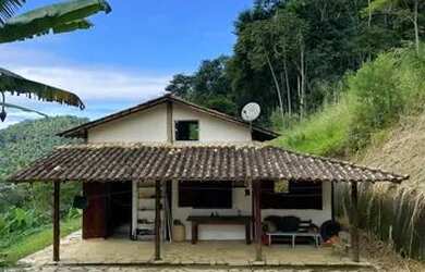 Imagem: A casa possui 3 Dormitórios, 1 Banheiro, 5 Vagas na garagem