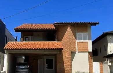 Imagem: A casa em condomínio possui 4 Dormitórios, 4 Banheiros, 2