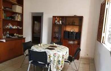 Imagem: A casa possui 3 Dormitórios, 2 Banheiros, 4 Vagas na garagem