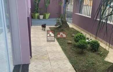 Imagem: A casa possui 4 Dormitórios, 3 Banheiros, 2 Vagas na garagem