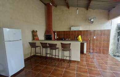 Imagem: A casa possui 3 Dormitórios, 2 Banheiros, 2 Vagas na garagem