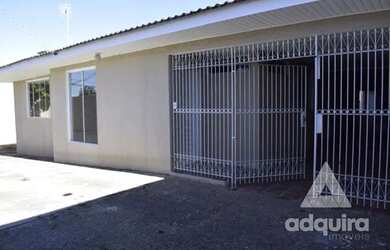 Imagem: A casa possui 3 Dormitórios, 1 Banheiro, 3 Vagas na garagem