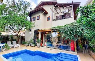 Imagem: A casa em condomínio possui 5 Dormitórios, 3 Banheiros, 4