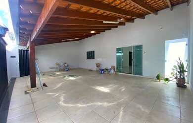 Imagem: A casa possui 3 Dormitórios, 2 Banheiros, 4 Vagas na garagem