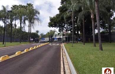 Imagem: O terreno possui 11.000m² de Área e está localizado em Colina