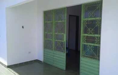 Imagem: A casa possui 3 Dormitórios, 2 Banheiros, 1 Vaga na garagem