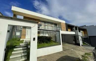 Imagem: A casa possui 3 Dormitórios, 3 Banheiros, 2 Vagas na garagem