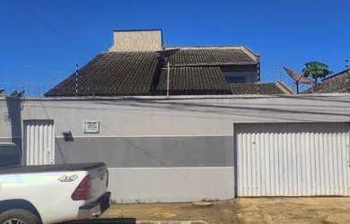 Imagem: A casa possui 4 Dormitórios, 2 Banheiros, 3 Vagas na garagem