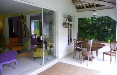 Imagem: A casa possui 5 Dormitórios, 4 Banheiros, 4 Vagas na garagem