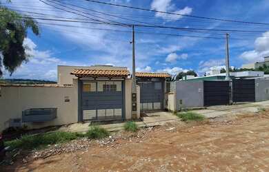 Imagem: A casa possui 2 Dormitórios, 2 Banheiros, 1 Vaga na garagem