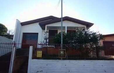 Imagem: A casa possui 3 Dormitórios, 2 Banheiros, 100m² de Área e