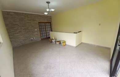 Imagem: A casa possui 3 Dormitórios, 2 Banheiros, 1 Vaga na garagem