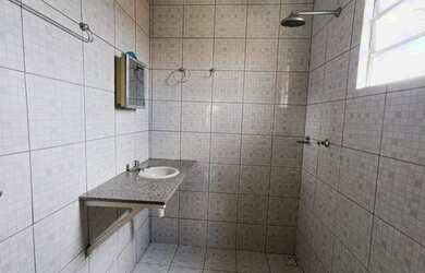 Imagem: A casa possui 5 Dormitórios, 1 Banheiro, 1 Vaga na garagem