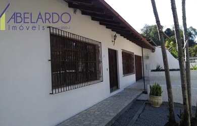 Imagem: A casa possui 3 Dormitórios, 3 Banheiros, 2 Vagas na garagem