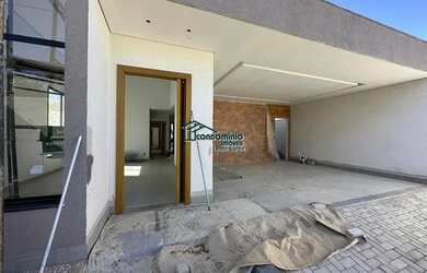 Imagem: A casa possui 4 Dormitórios, 3 Banheiros, 4 Vagas na garagem