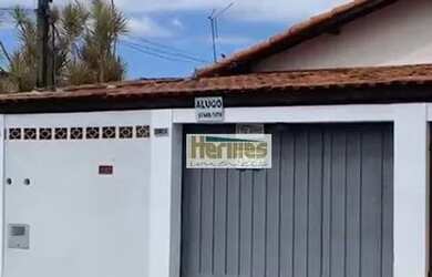 Imagem: A casa possui 2 Dormitórios, 1 Banheiro, 2 Vagas na garagem